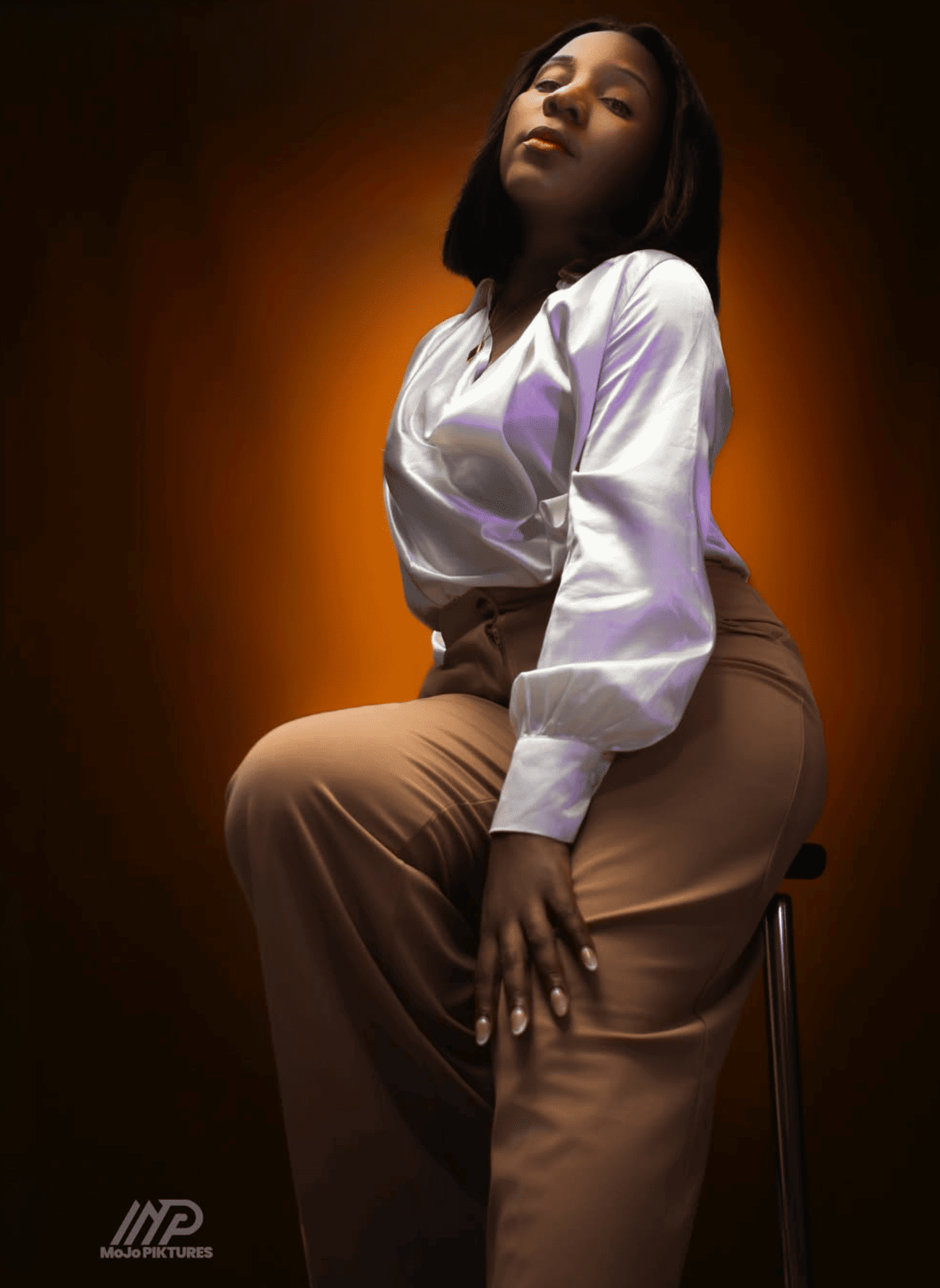 Portrait studio sur fond orange dégradé